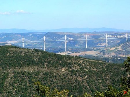 Самый высокий мост в мире в южной Франции.le Viaduc de Millau