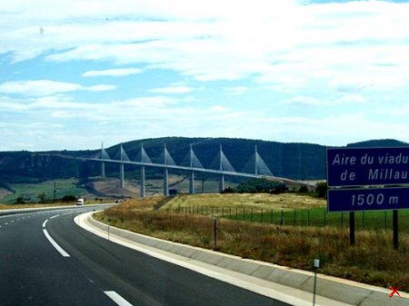 Самый высокий мост в мире в южной Франции.le Viaduc de Millau