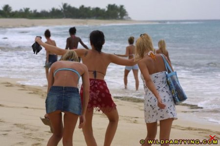 Девки скучают на пляже  16 Фото для (18+)
