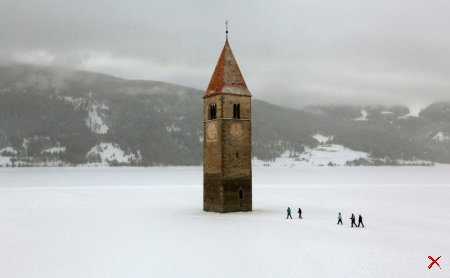 Церковь в озере, Италия