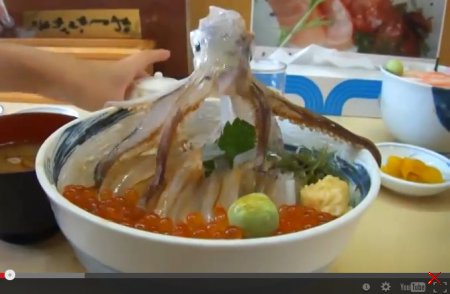 Японское блюдо с мёртвым танцующим осьминогом  на тарелке..Жуть..